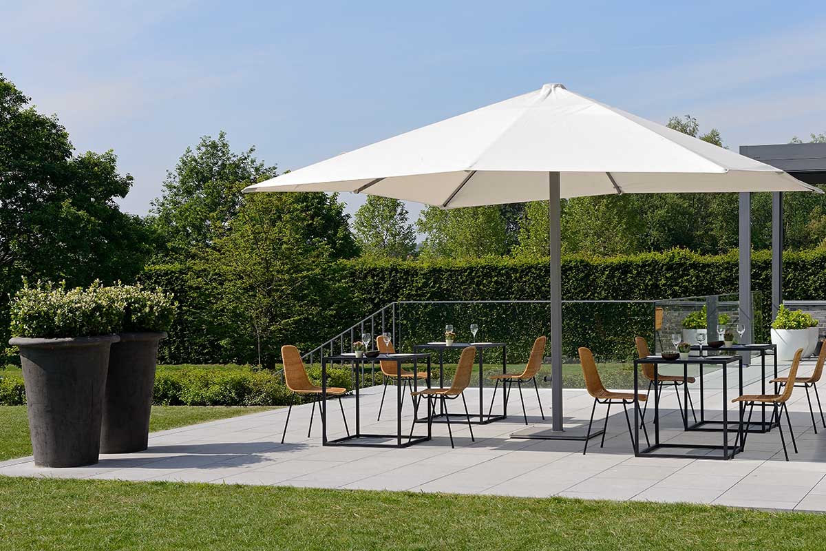 parasol mat central pour terrasse