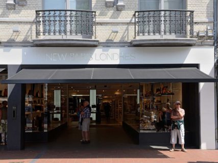 store extérieur vitrine commerce